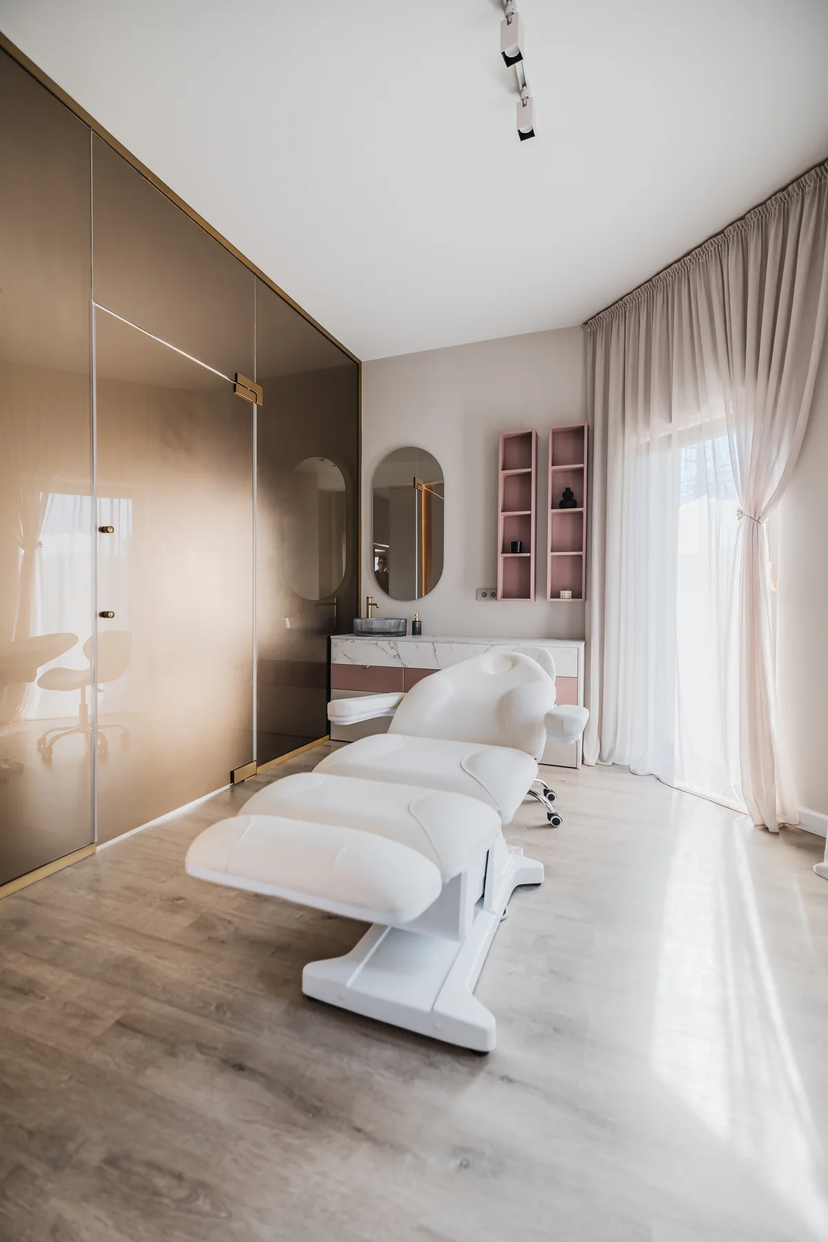 Belle Studio — treatment room with bronze glass and soft daylight